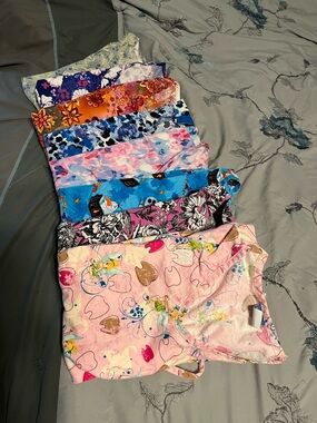 Assorted women’s scrub tops, all size Large. Great condition.